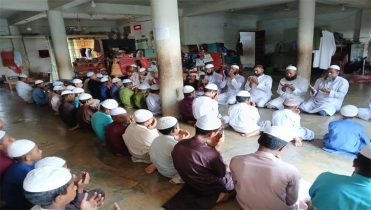 সুস্থতা কামনায় শ্যামলের উদ্যোগে মোনাজাত